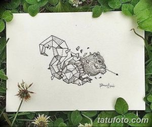 Эскиз татуировки с изображением белки, часть тела которой выполнена в реалистичном стиле, а другая – в виде геометрических фигур. Оригинальный и современный дизайн.
